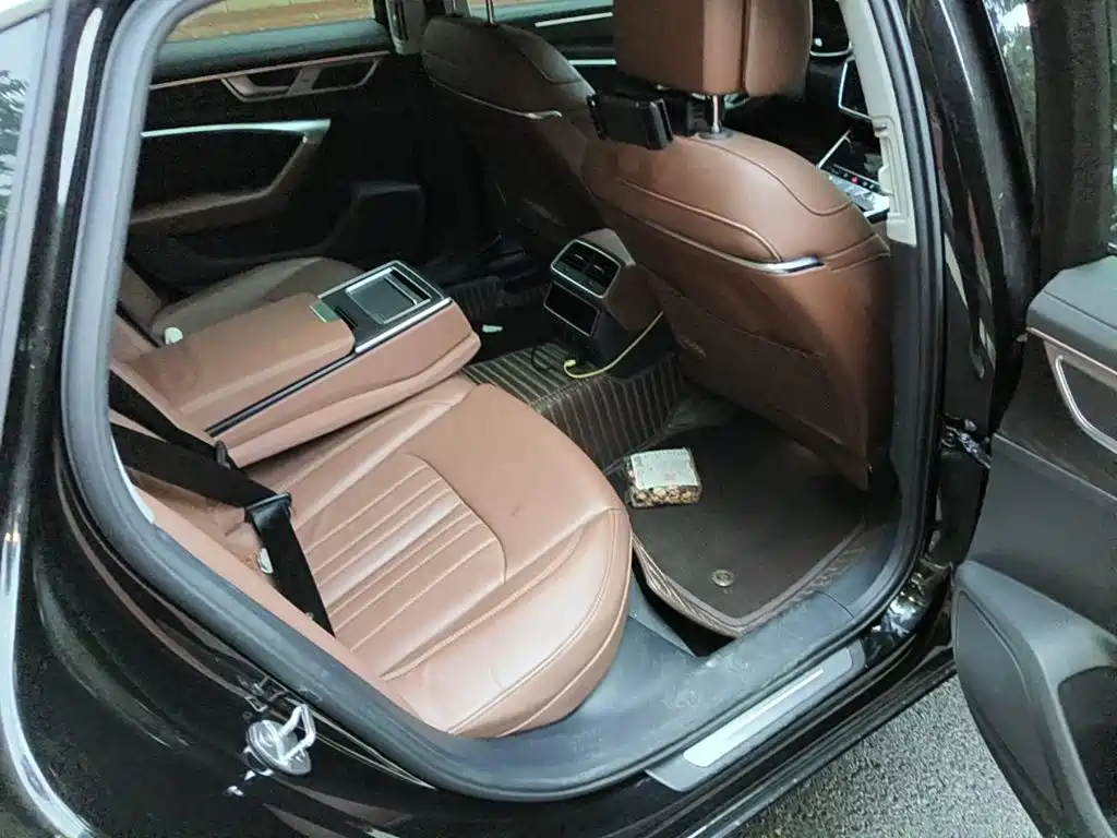 Фото 11 - Audi A6L