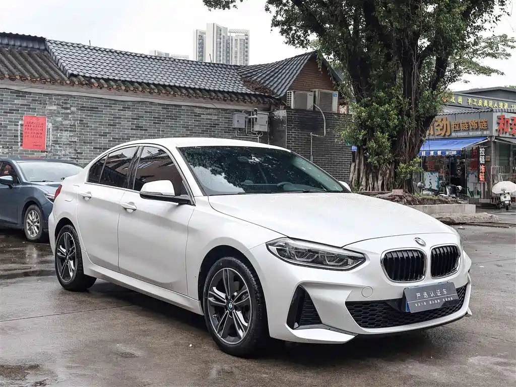 BMW 1 Series 2022 120i M Sport фото 3