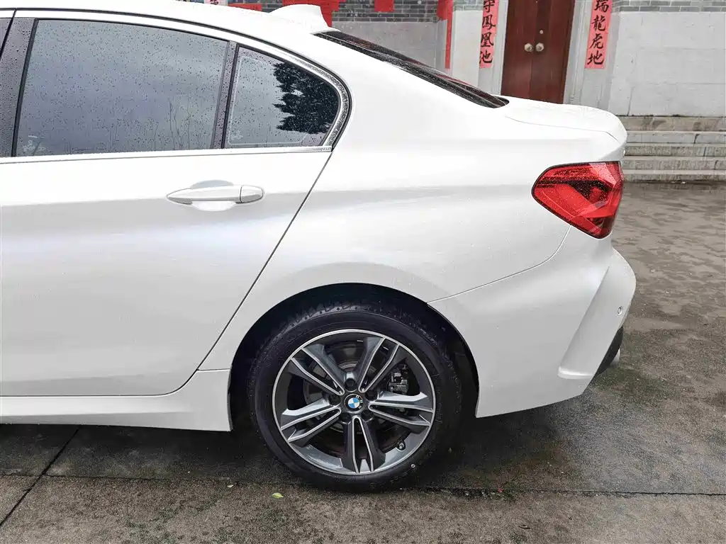 BMW 1 Series 2022 120i M Sport фото 25
