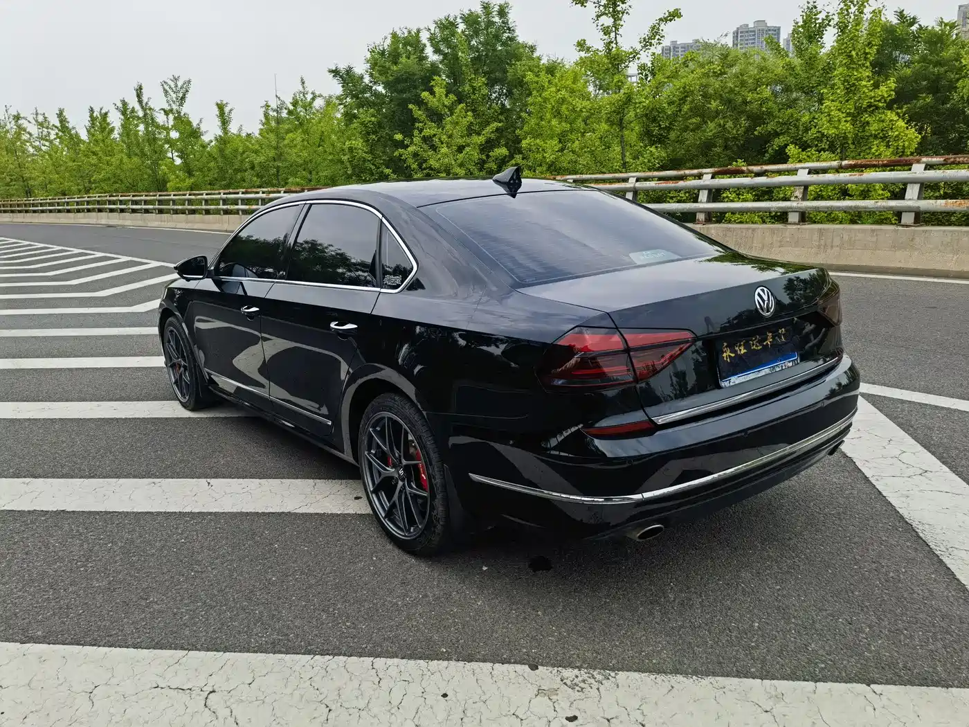 Volkswagen Passat 2017 330TSI DSG Luxury фото 4