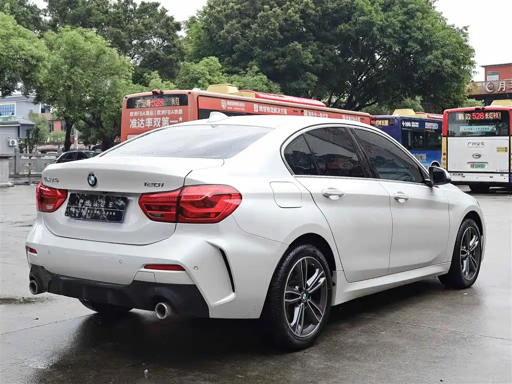 BMW 1 Series 2022 120i M Sport фото 7