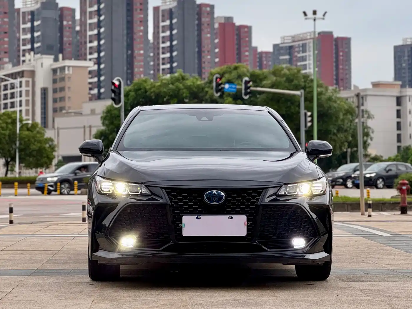 Toyota Avalon 2019 Hybrid 2.5L Luxury Edition China V фото 2