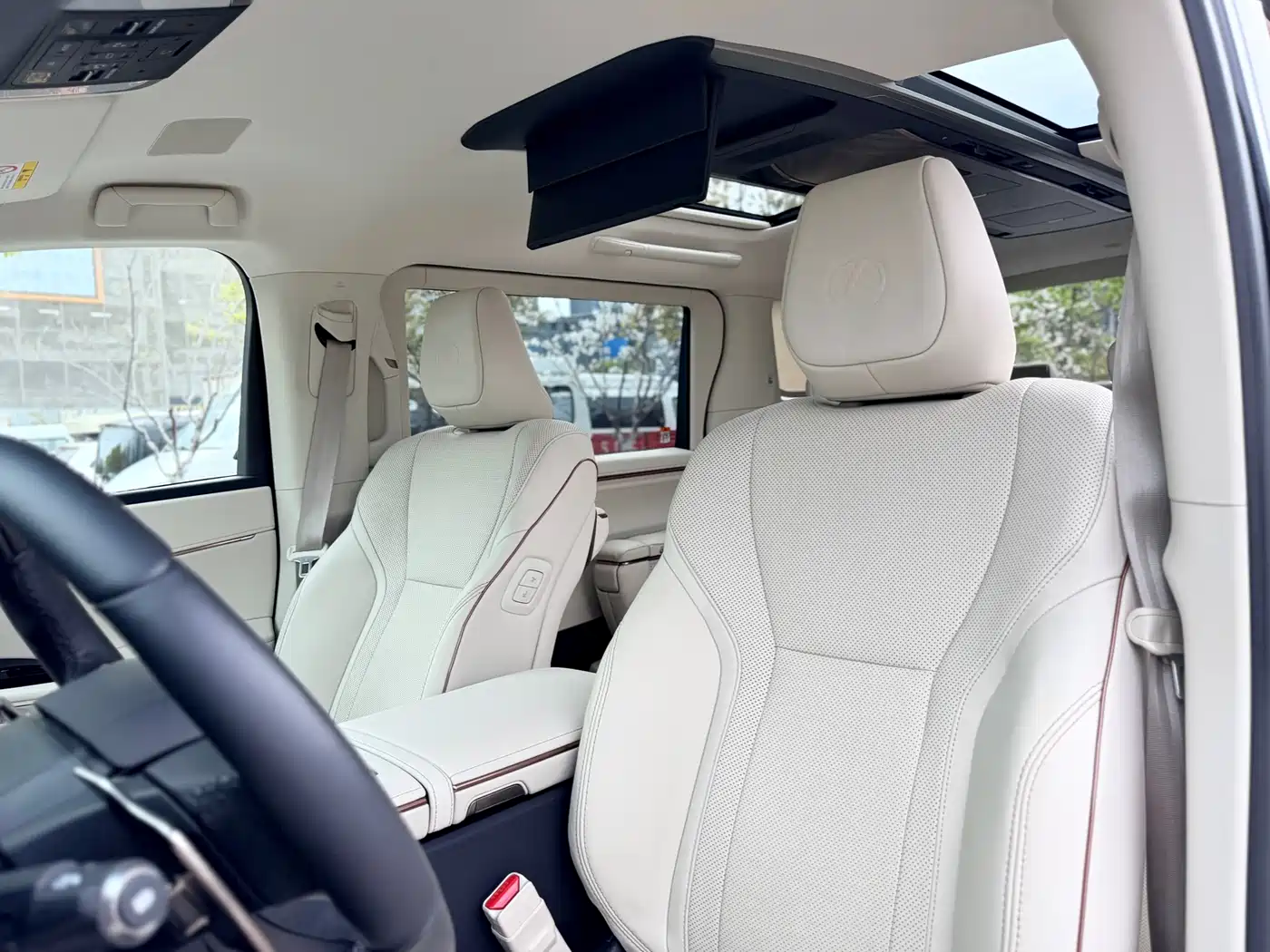Lexus LM 2023 500h 6-Seater Prestige Edition фото 11