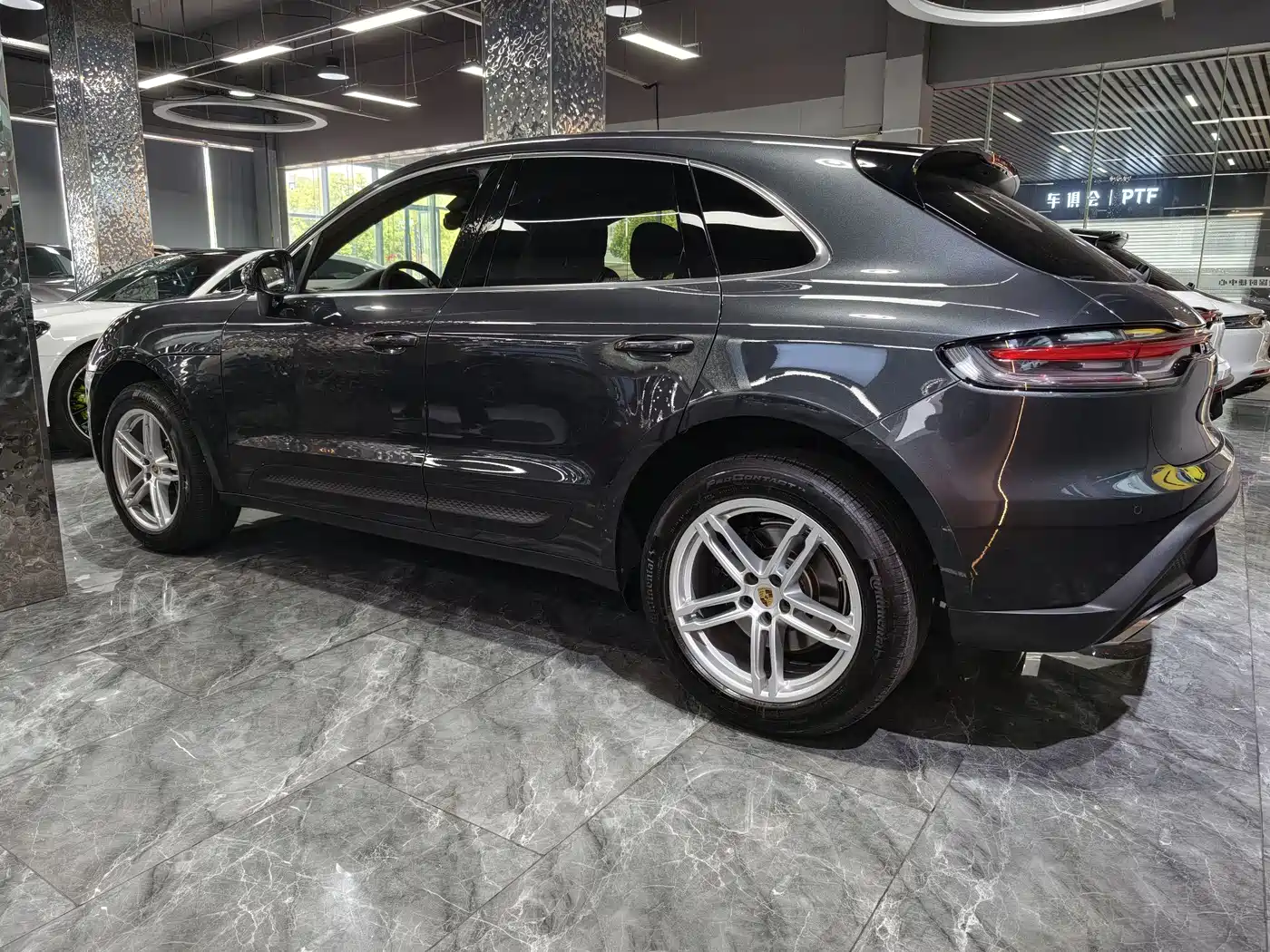 PORSCHE MACAN