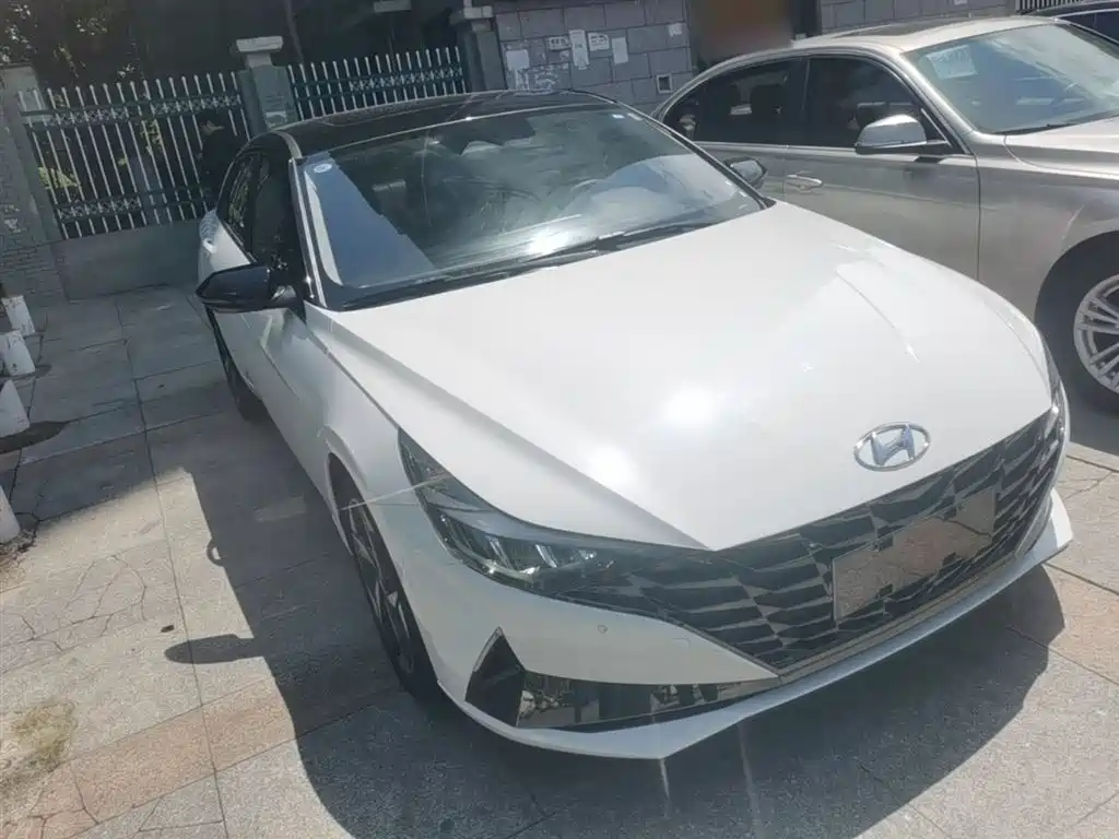 Hyundai Elantra 2022 1.5L CVT LUX Premium Edition фото 4