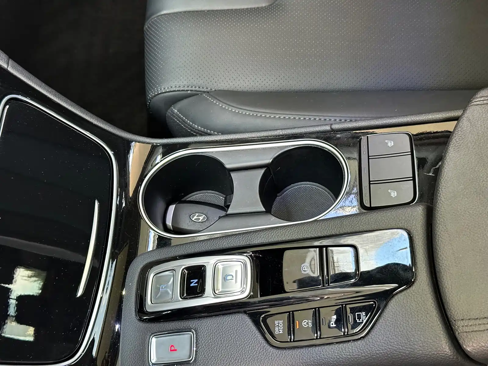Photo 7 - Hyundai Santa Fe