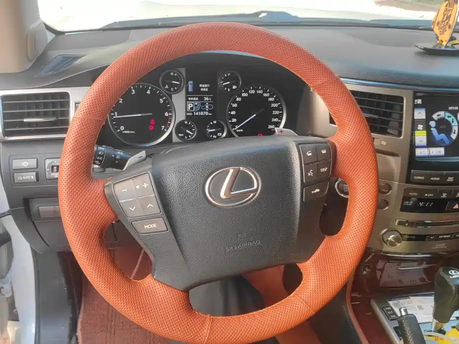 Фото 14 - Lexus LX