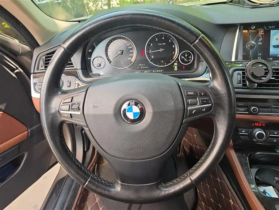 BMW 5 Series 2014 525Li Leading фото 15