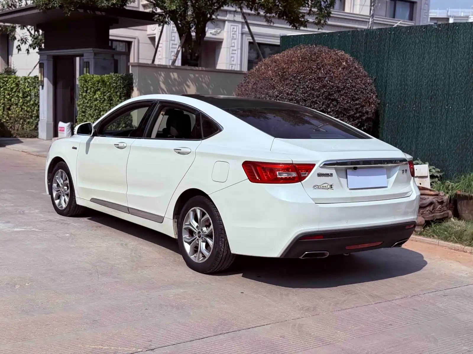 Фото 8 - Geely Borui