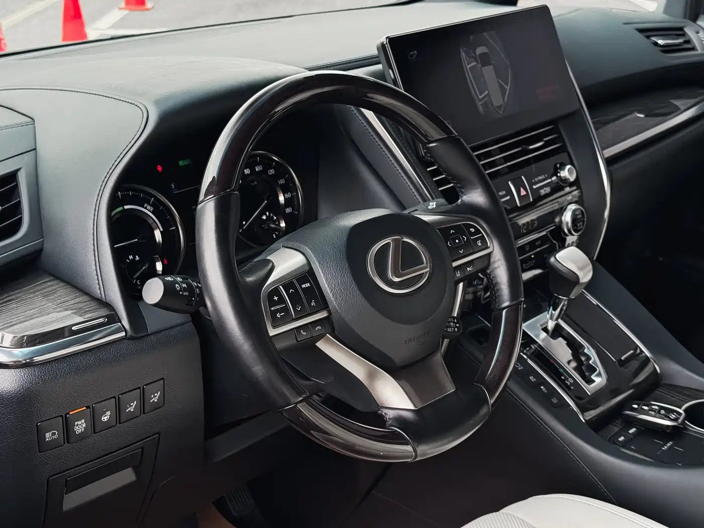 Lexus LM 2020 300h Seven-Seater Elegance Edition фото 10