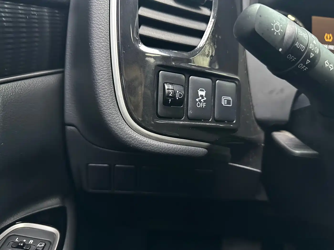 Mitsubishi Outlander 2023 2021 Facelift 2.0L 2WD Premium Edition 5-Seater