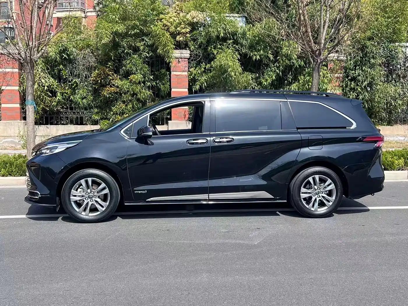 Toyota Sienna 2024 2.5L Hybrid Premium Edition фото 2