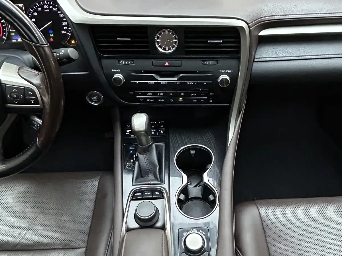 Фото 18 - Lexus RX