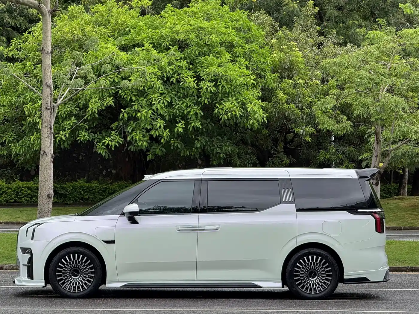 ZEEKR 009 2026 2024 6-seat Executive AWD 108kWh