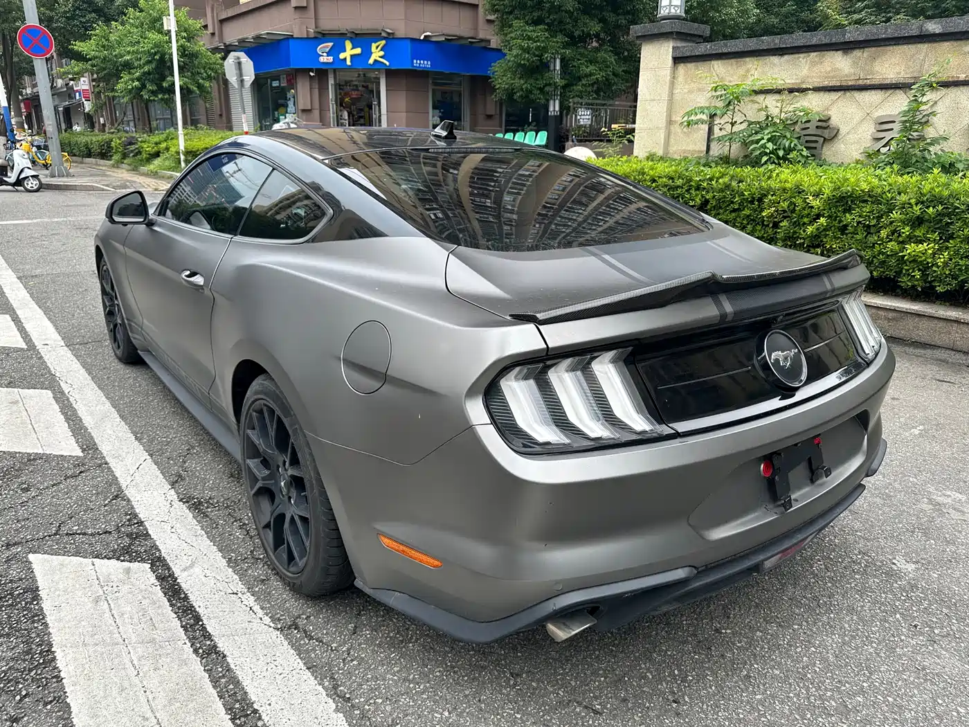 FORD MUSTANG