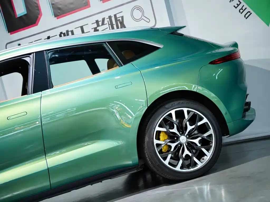 Photo 11 - Aston Martin DBX