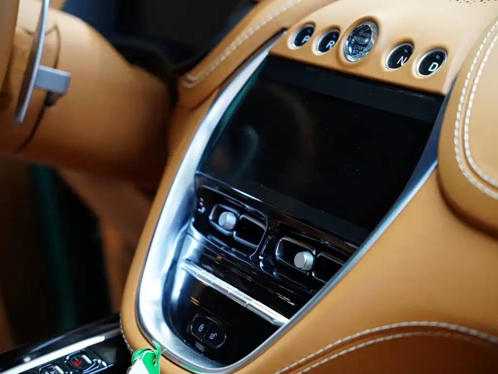 Photo 47 - Aston Martin DBX