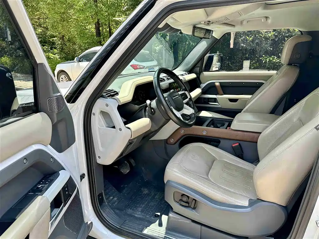 Land Rover Defender 2022 Model 90 2.0T P300 Tiger Ambition Edition фото 8