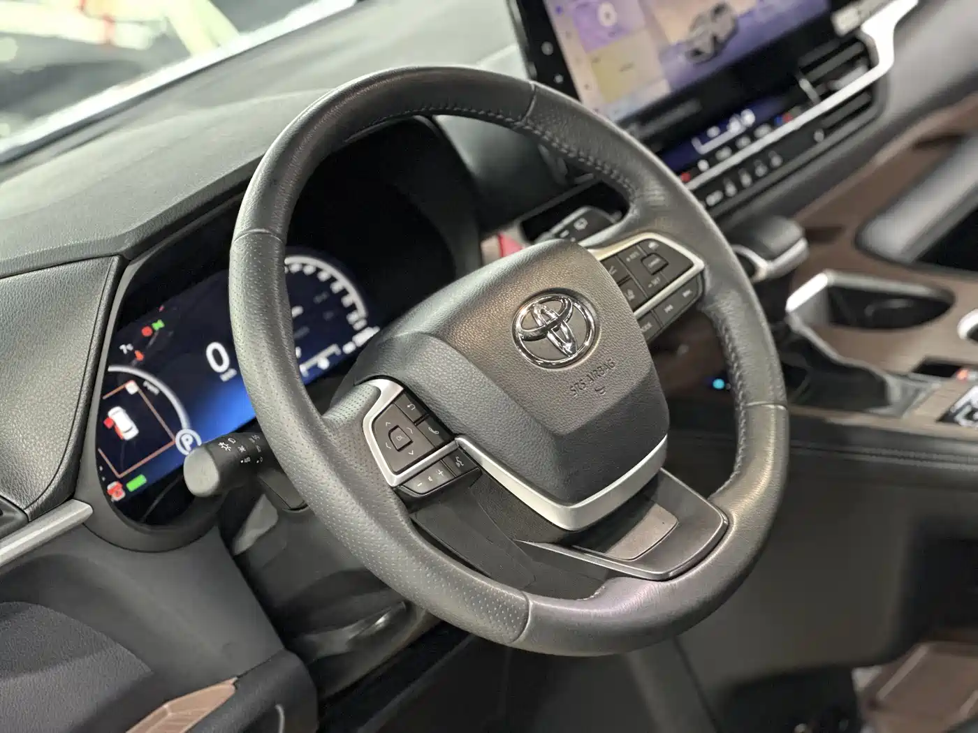 Toyota Granvia 2024 2.5L Hybrid Premium PLUS 4WD Edition фото 29