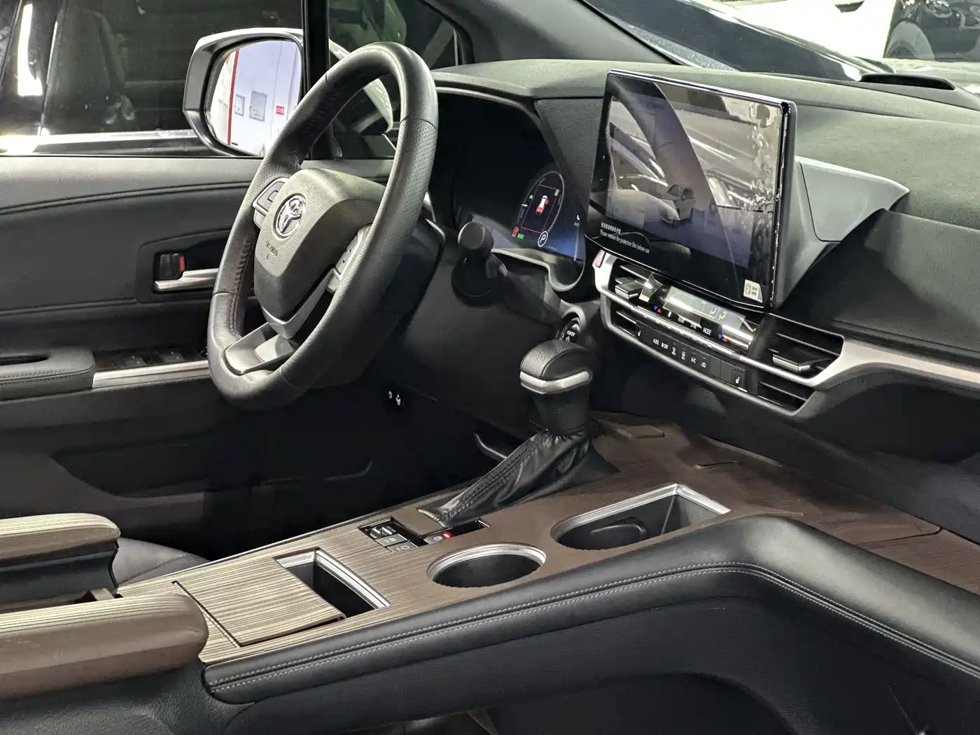 Toyota Granvia 2024 2.5L Hybrid Premium PLUS 4WD Edition фото 11