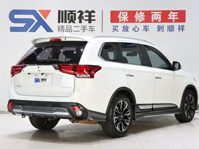 Mitsubishi Outlander 2020 2.4L 4WD Luxury 5-seater — фото 4