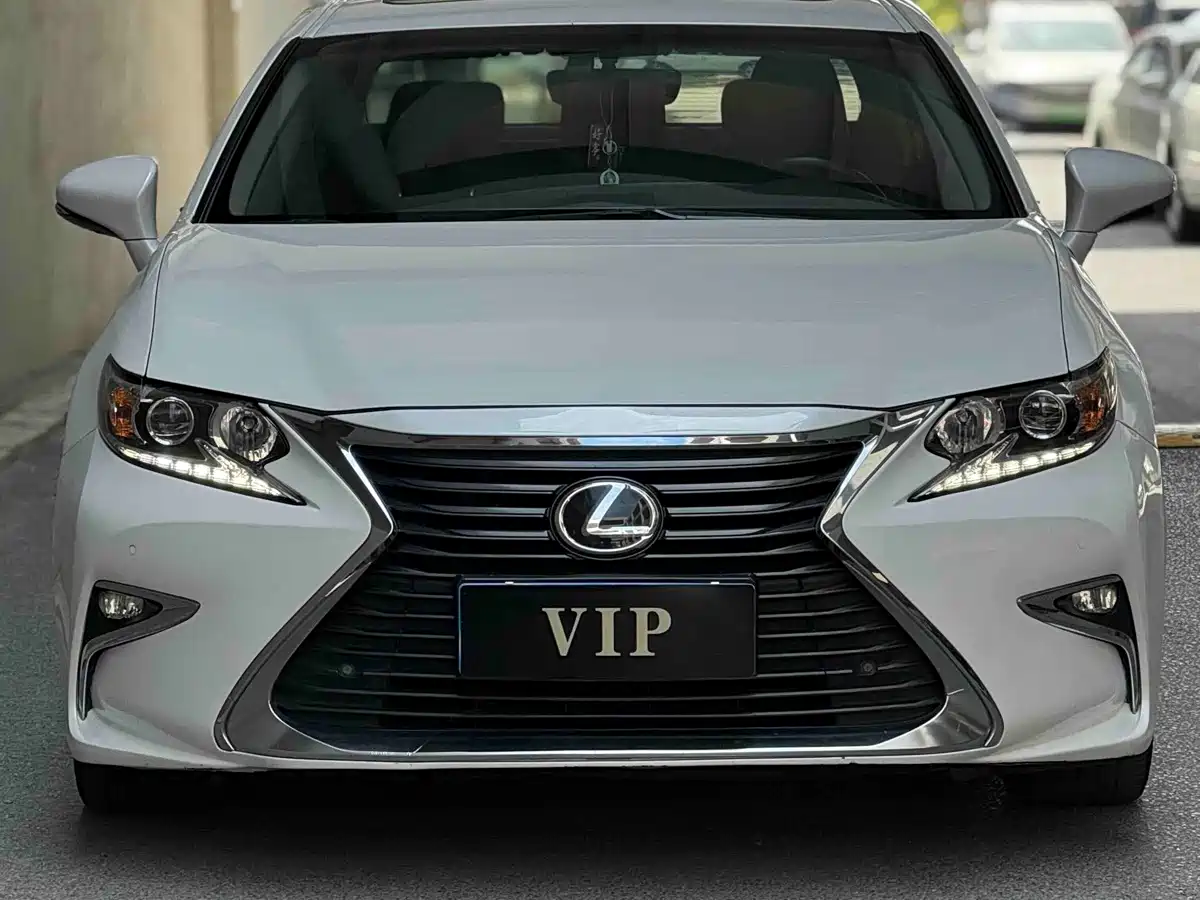 Фото 2 - Lexus ES