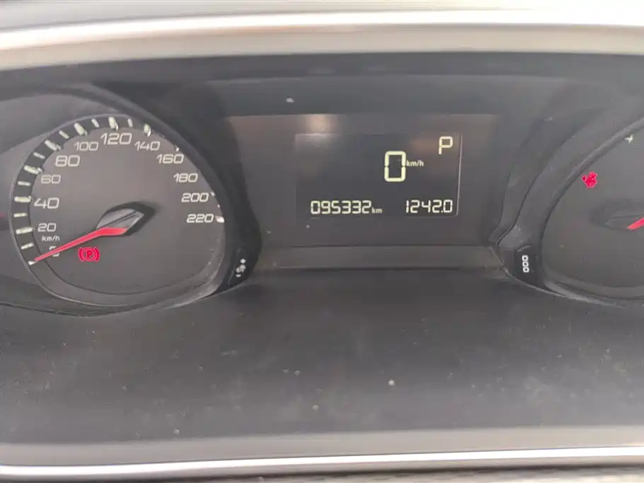 Peugeot 308 2018 1.6L Auto Luxury Edition фото 14
