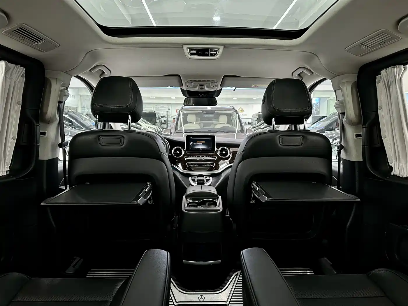 Mercedes-Benz V-Class 2017 Model V 260 L Premium Extended Edition фото 17