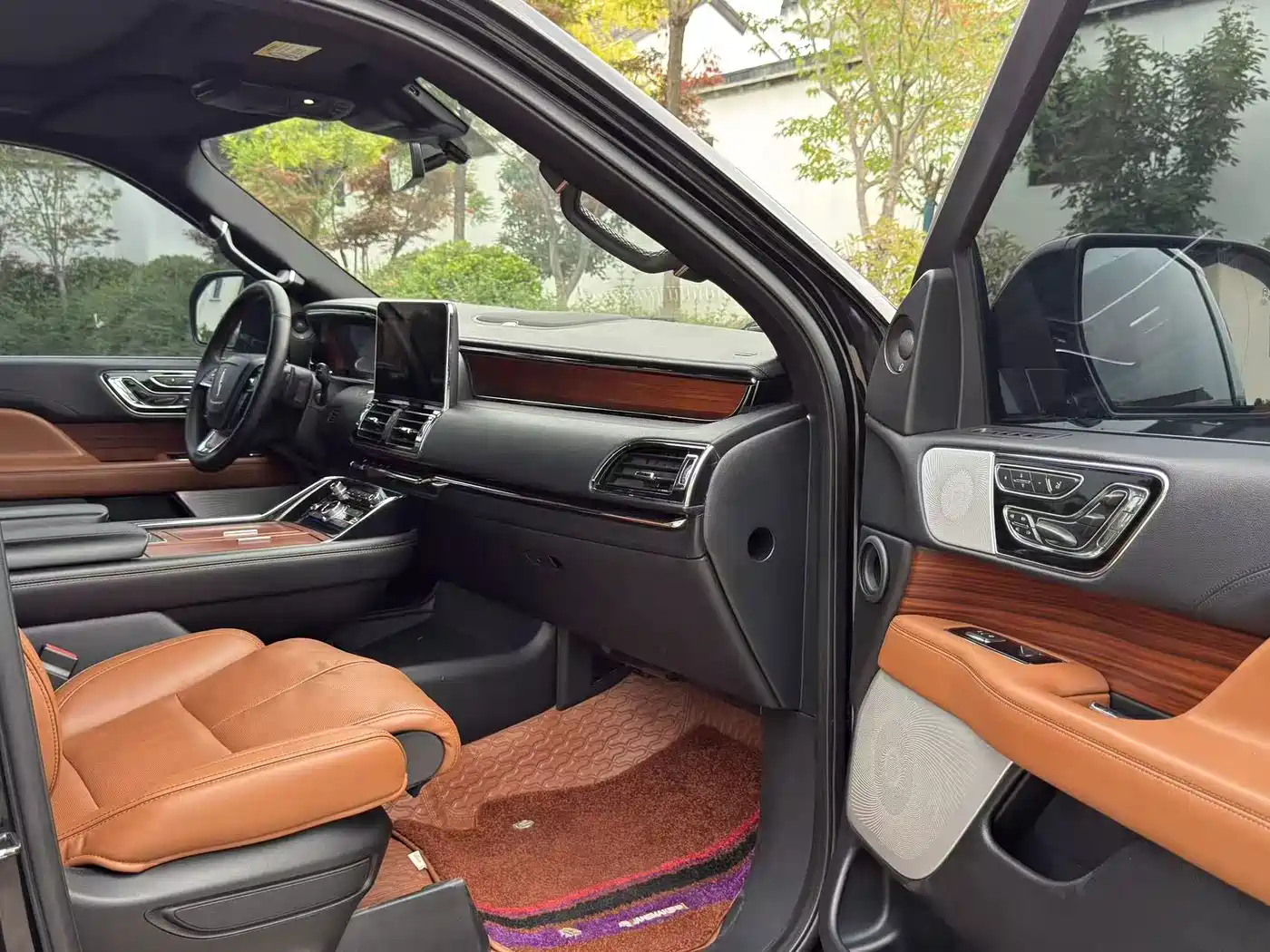 Photo 7 - Lincoln Navigator