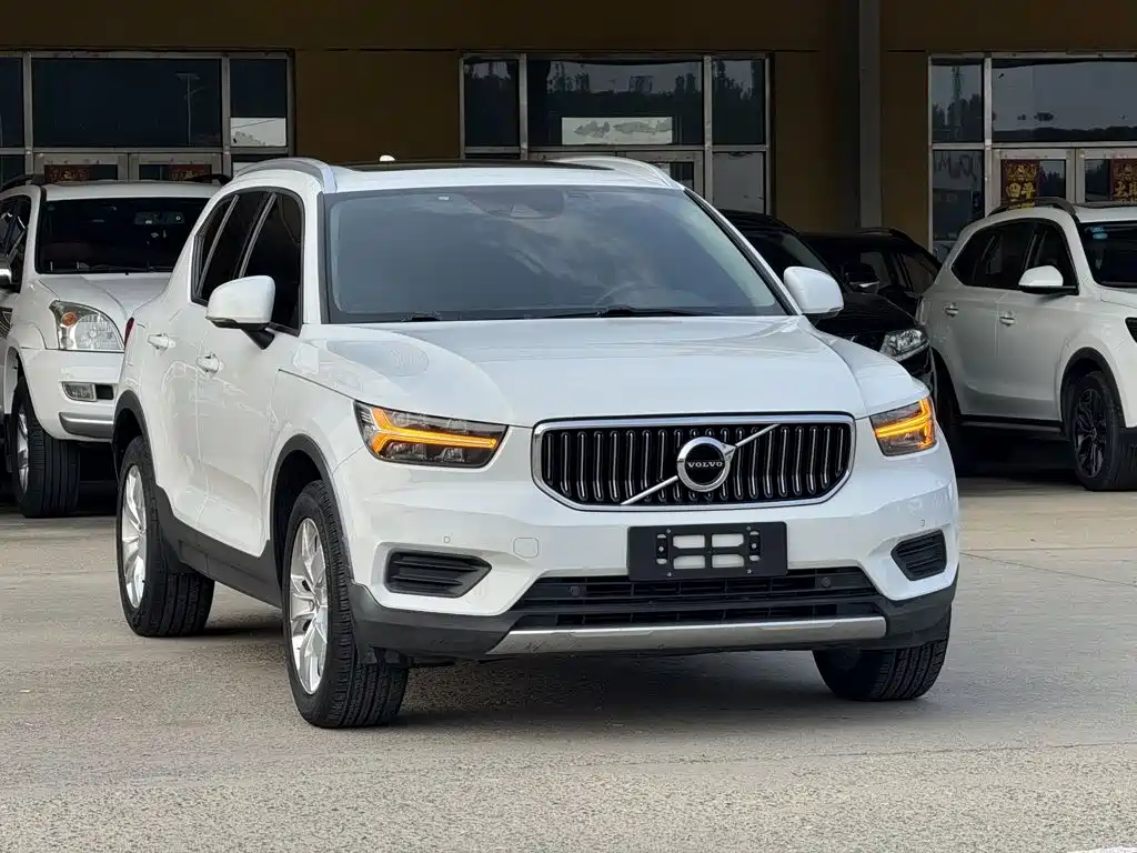 Фото 3 - Volvo XC40