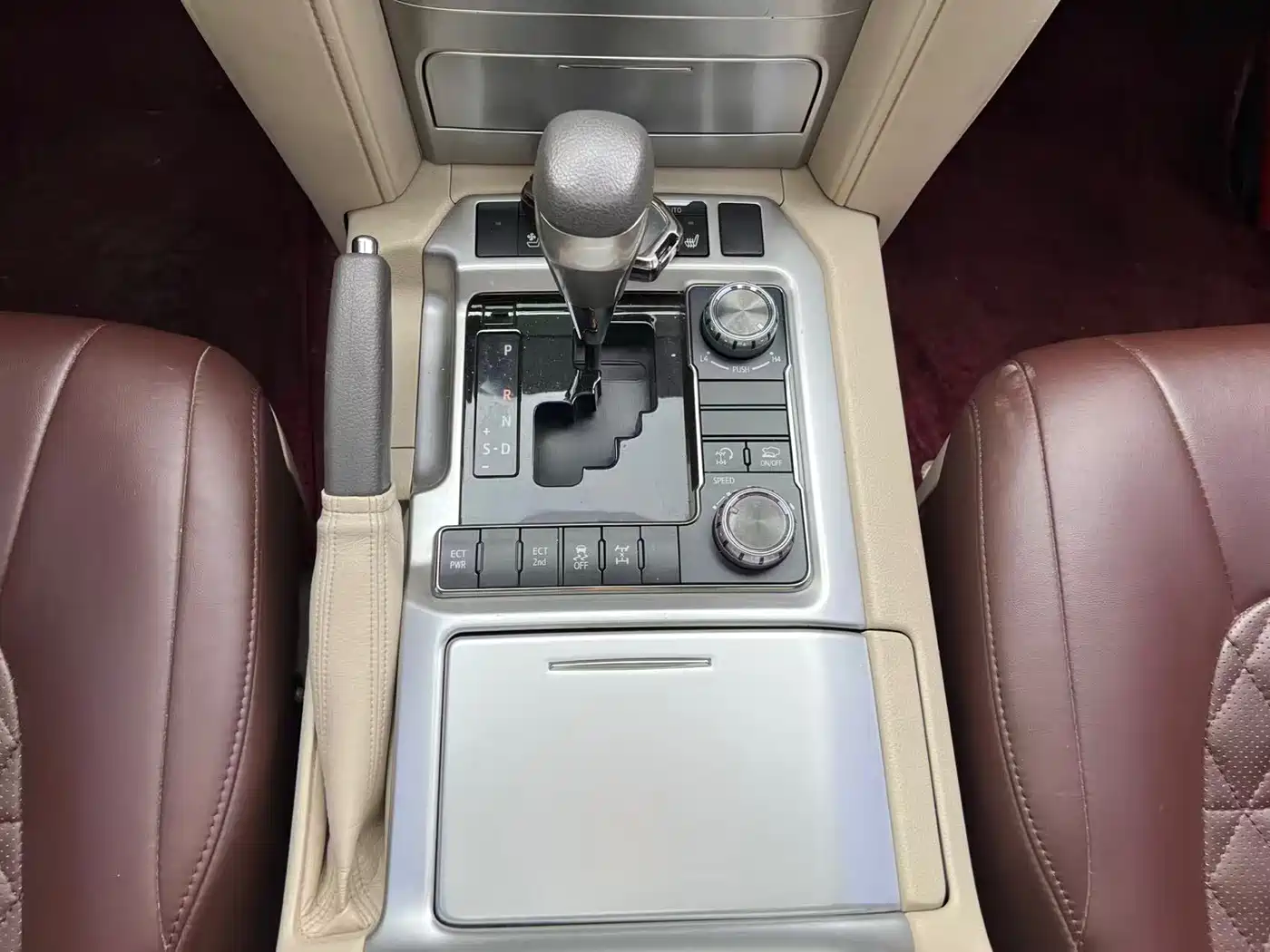 Toyota Land Cruiser (Import) 2015 4.6L V8 Middle East Limited Edition фото 12
