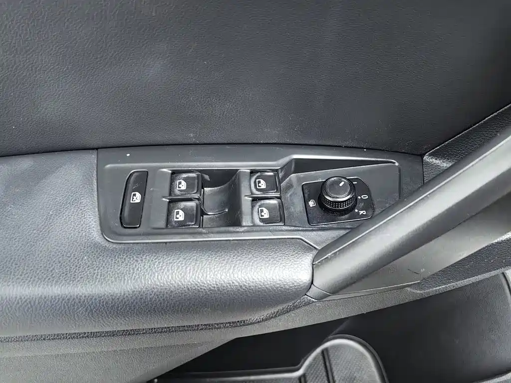 صورة 9 - Volkswagen Tiguan L