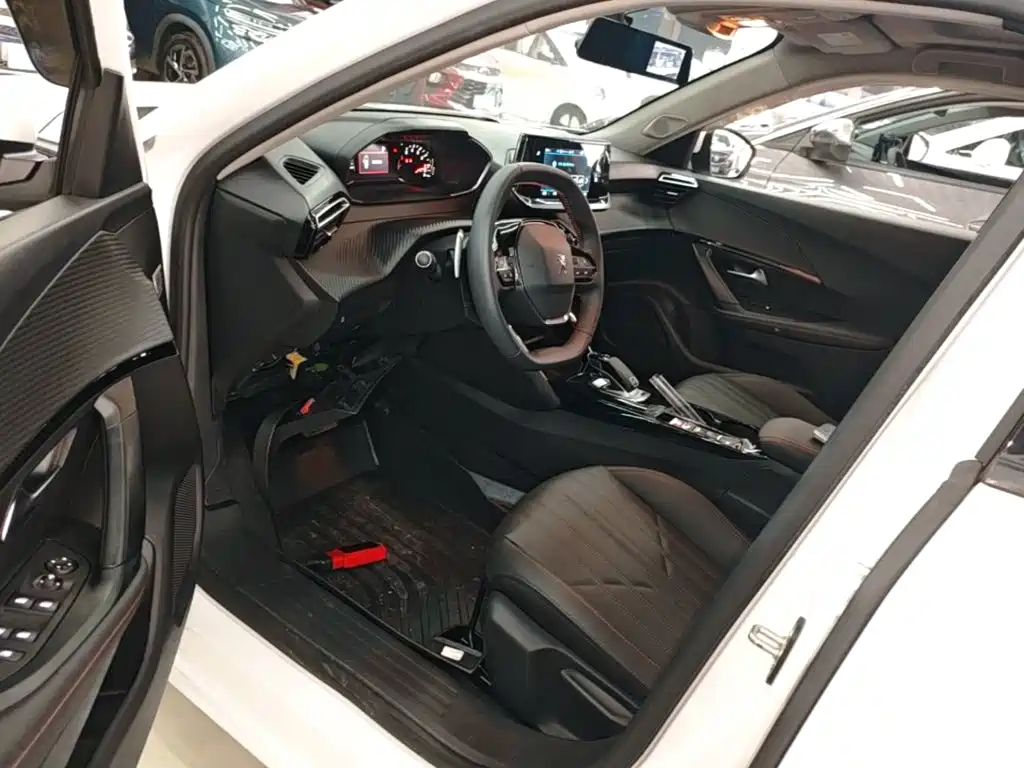 Photo 16 - Peugeot 2008