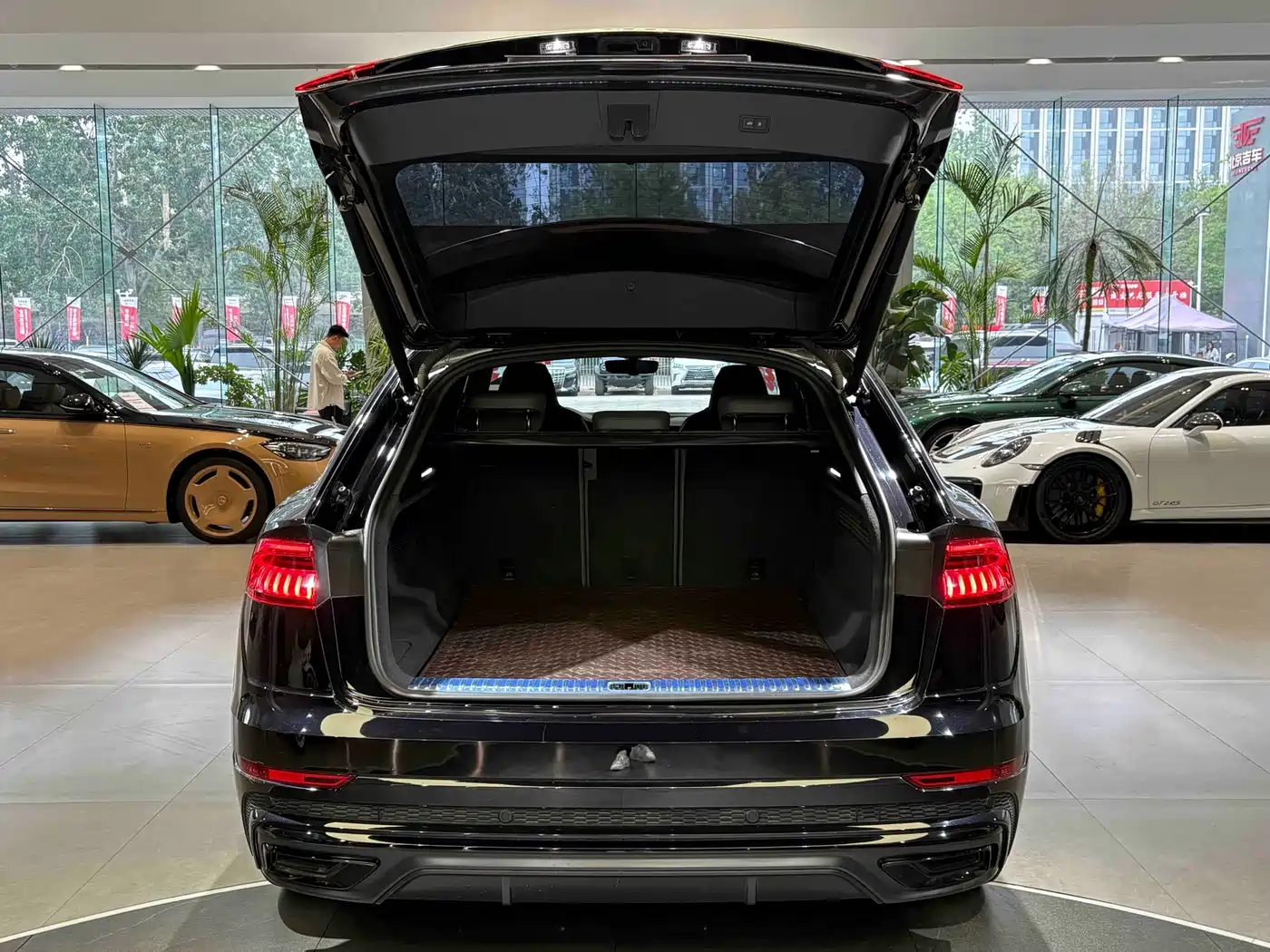 Audi Q8 2021 Model 55 TFSI Exclusive Dynamic фото 28