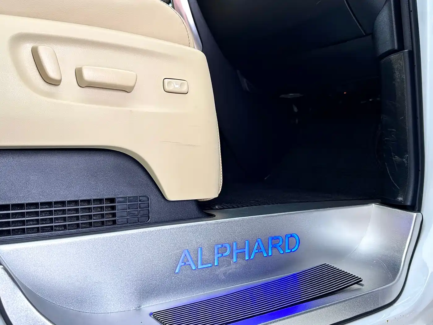 Toyota Alphard 2019 Hybrid 2.5L Luxury фото 17
