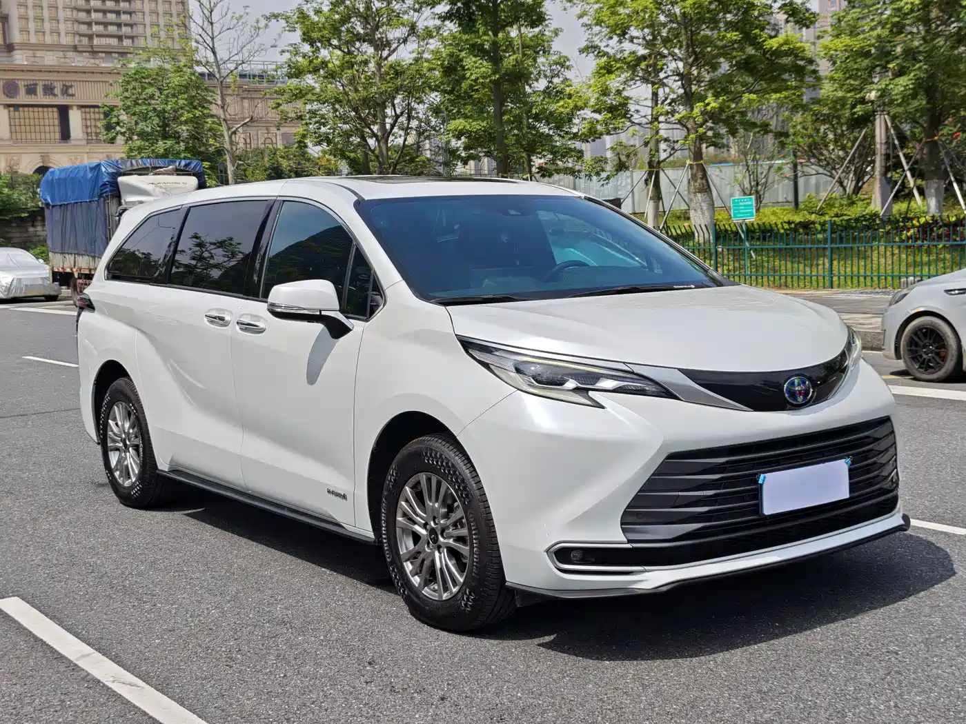 Toyota Sienna 2021 2.5L Hybrid Premium Edition фото 3