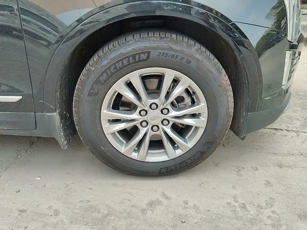 Фото 8 - Cadillac XT5