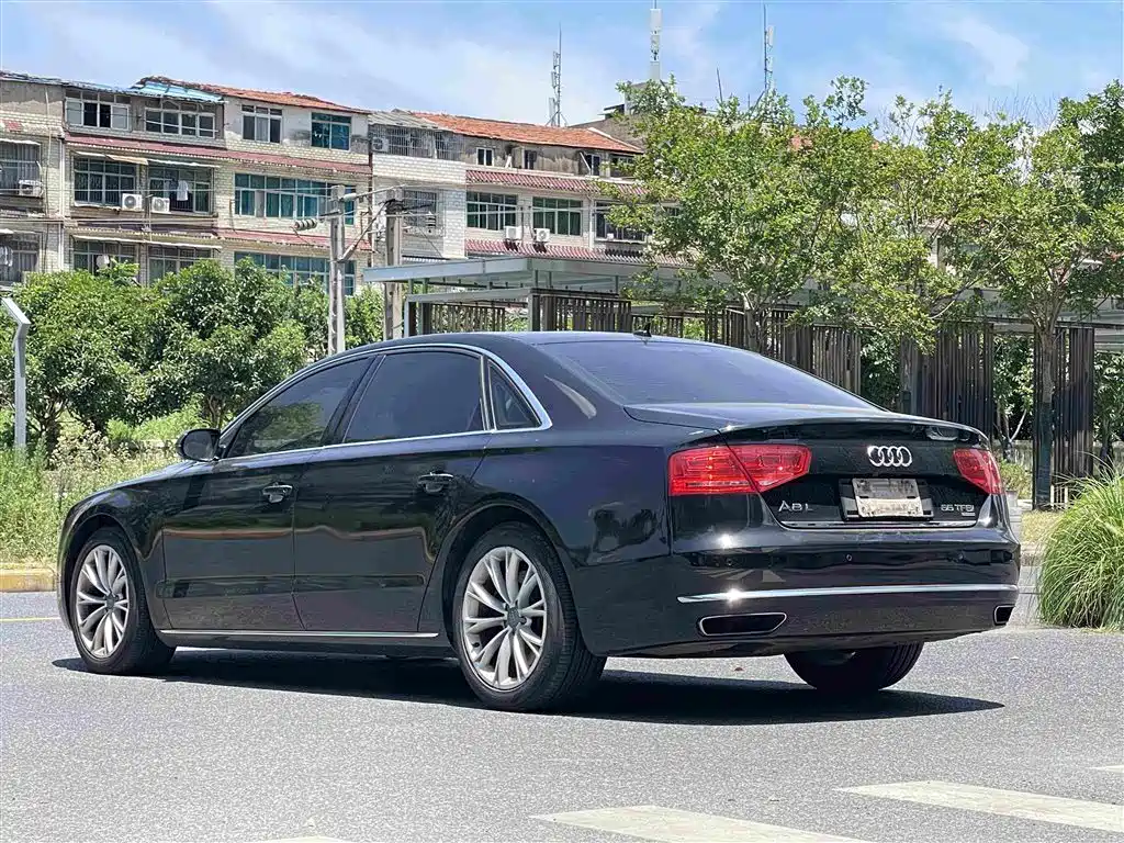Photo 11 - Audi A8