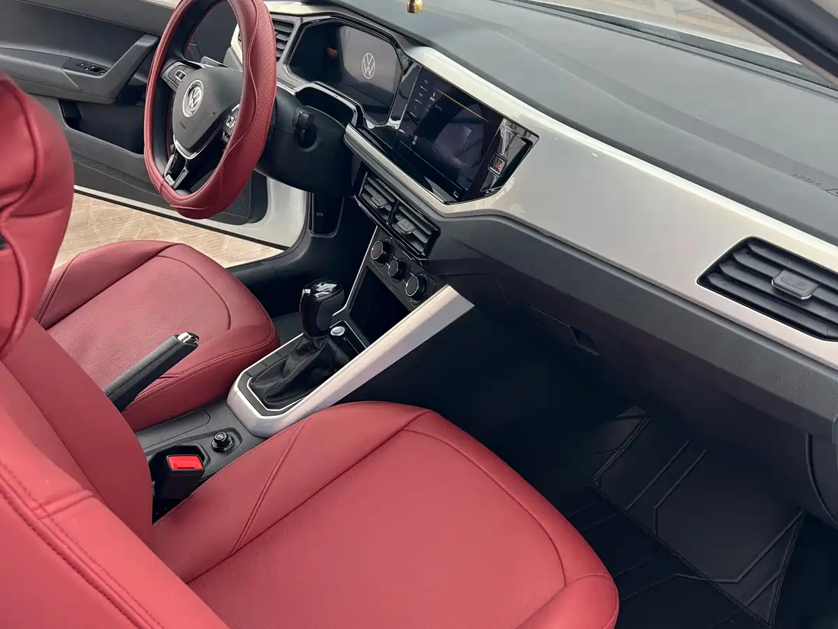 VOLKSWAGEN POLO