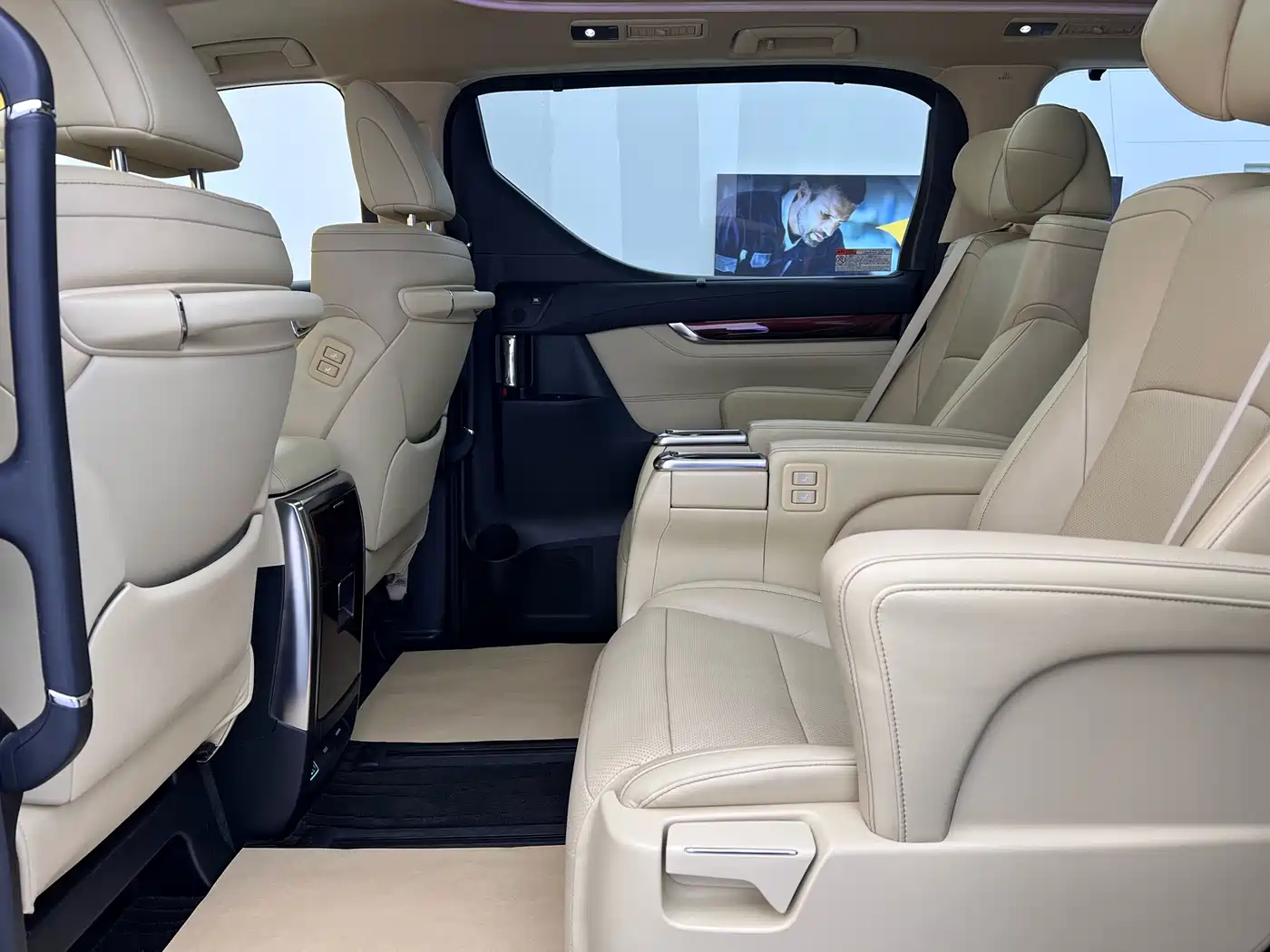 Toyota Alphard 2015 3.5L Luxury Edition фото 9