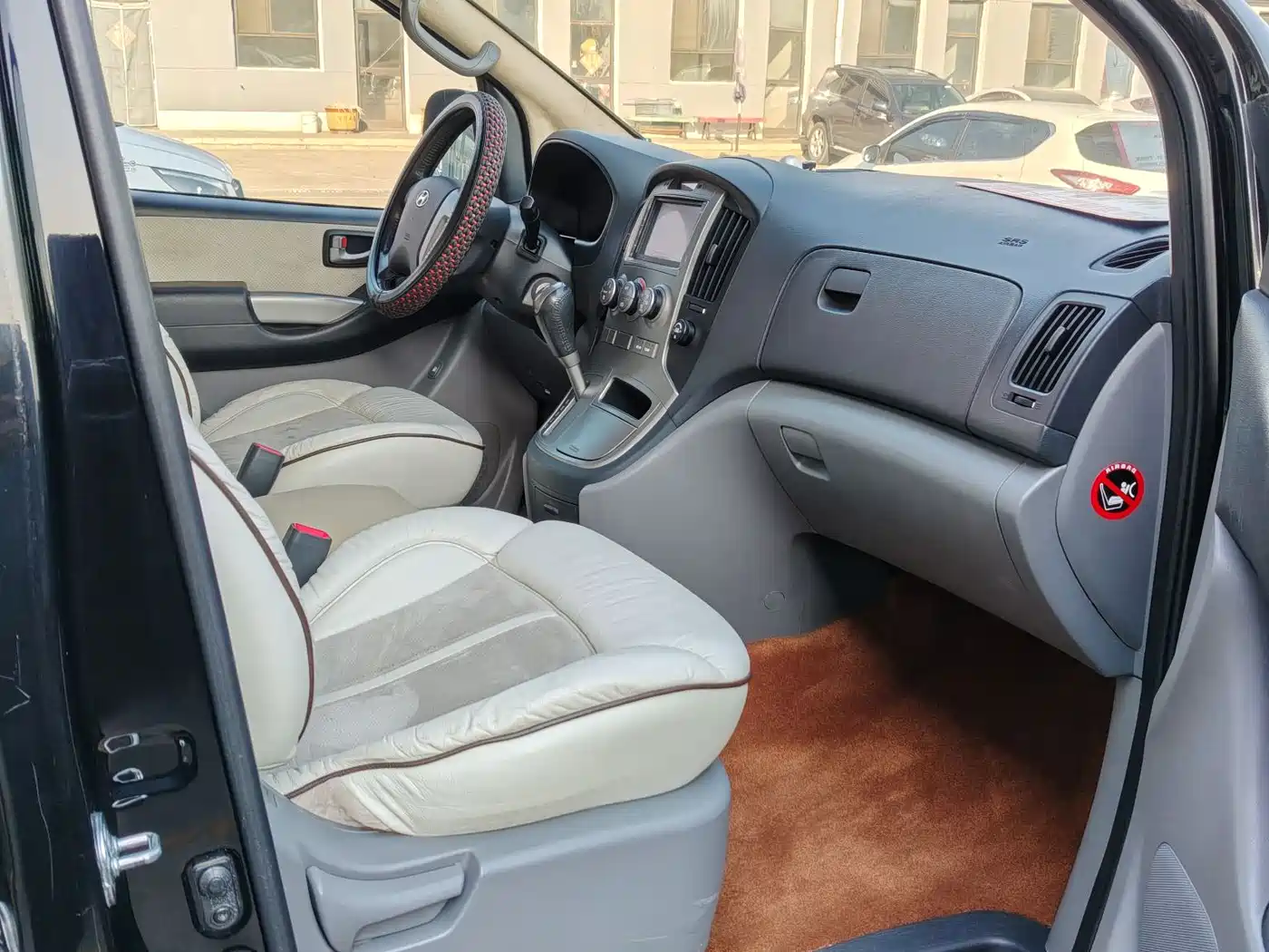 Hyundai H-1 Grand Starex 2011 2.4L Luxury Edition фото 4
