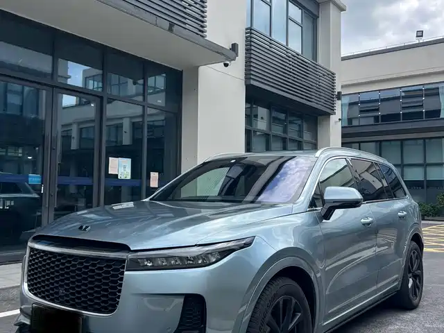 Li Auto ONE Последовательный гибрид, 6 мест