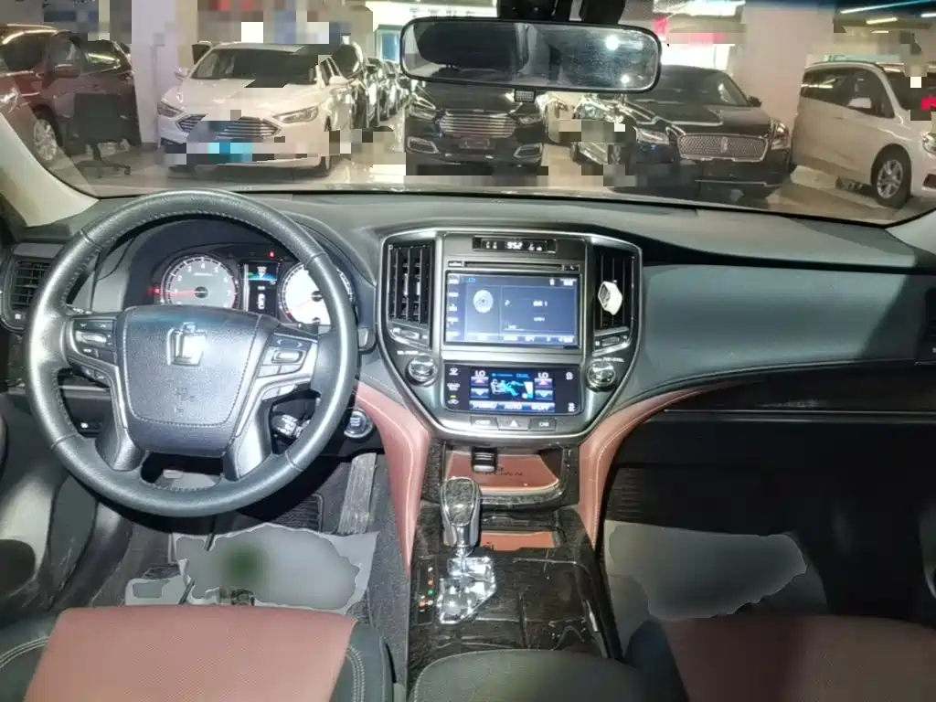 Фото 10 - Toyota Crown