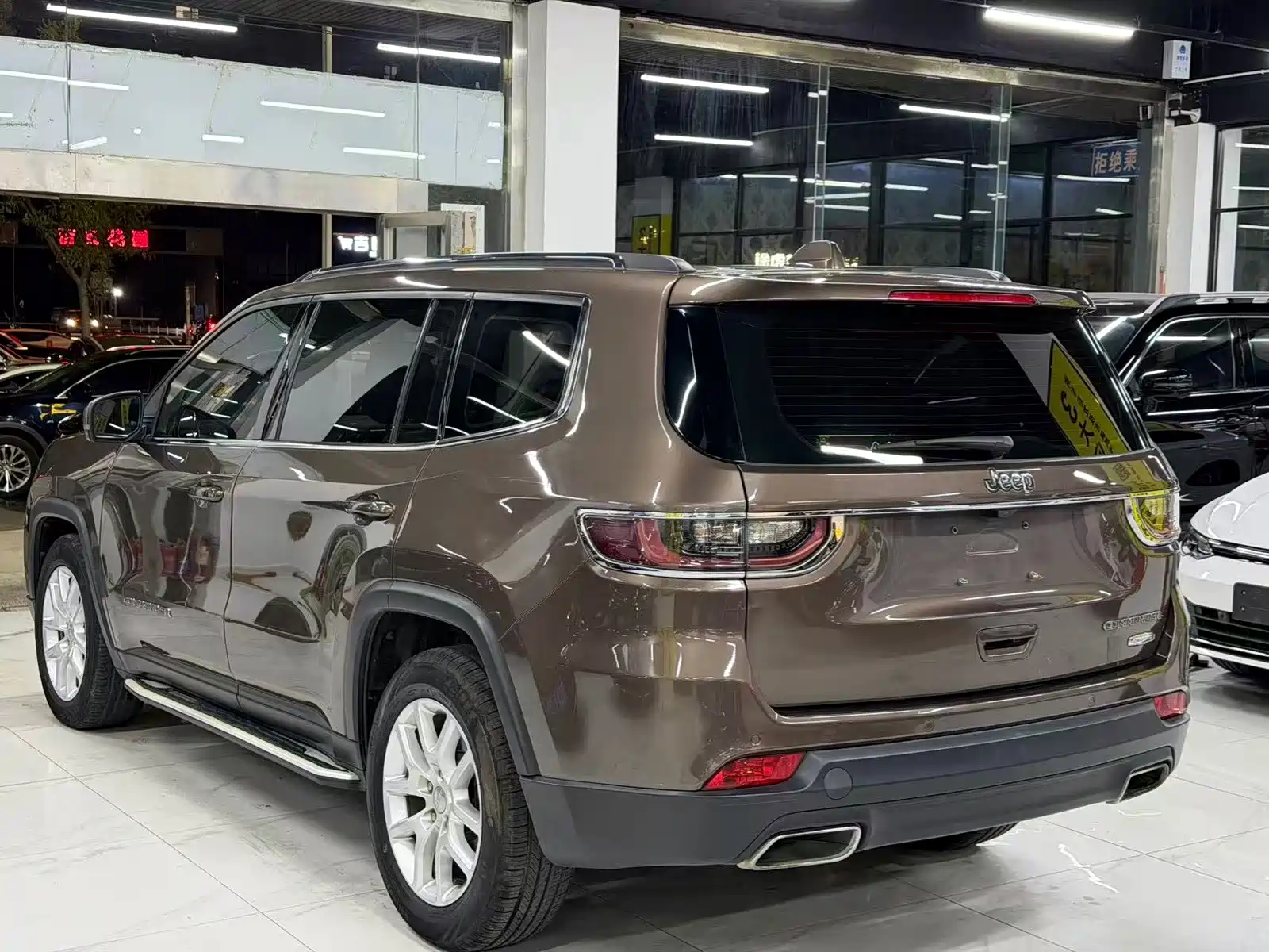 Фото 6 - Jeep Commander