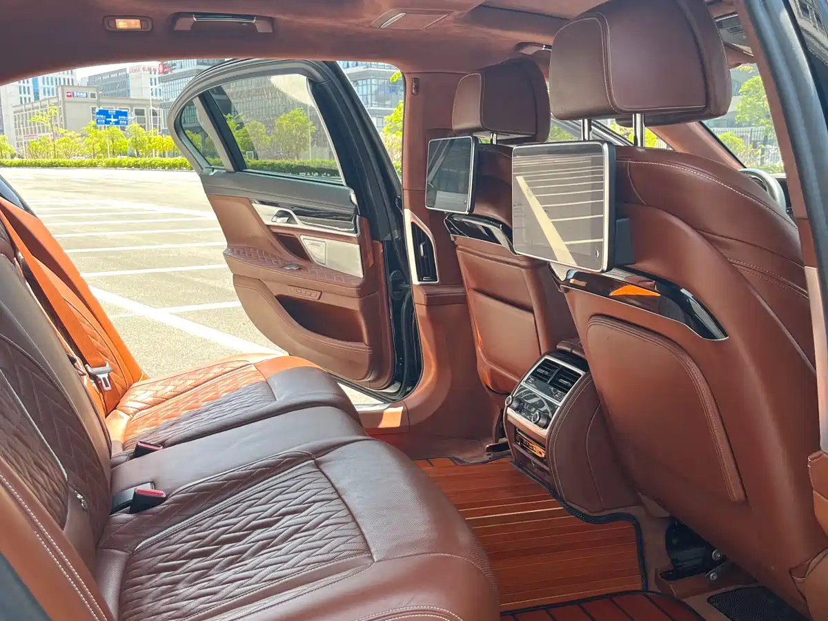 BMW 7 Series 2019 740Li xDrive Executive M Sport Package фото 9