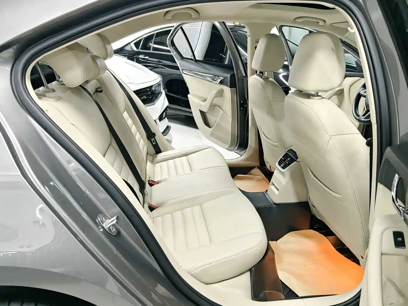 Škoda Octavia 2016 1.6L Automatic Smart Edition фото 10