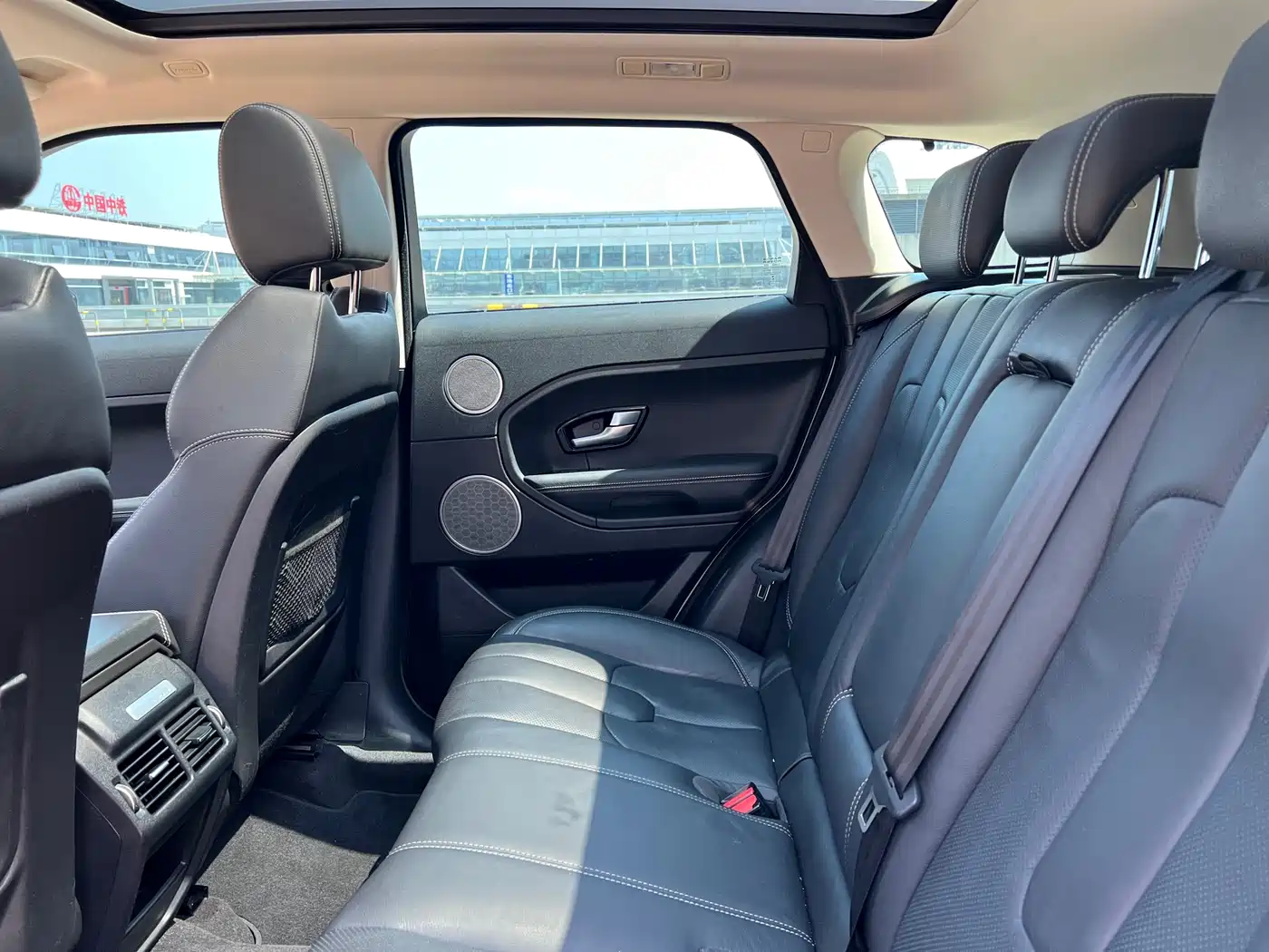Land Rover Range Rover Evoque 2015 2.0T 5-Door Dynamic Edition фото 16