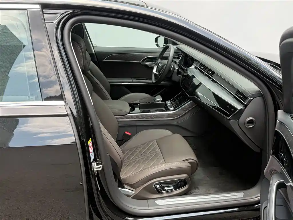 Audi A8 2025 A8L 50 TFSI quattro Exclusive Selection фото 19