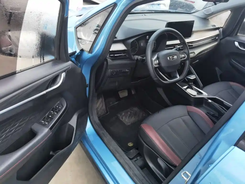 Фото 16 - Geely Vision X3