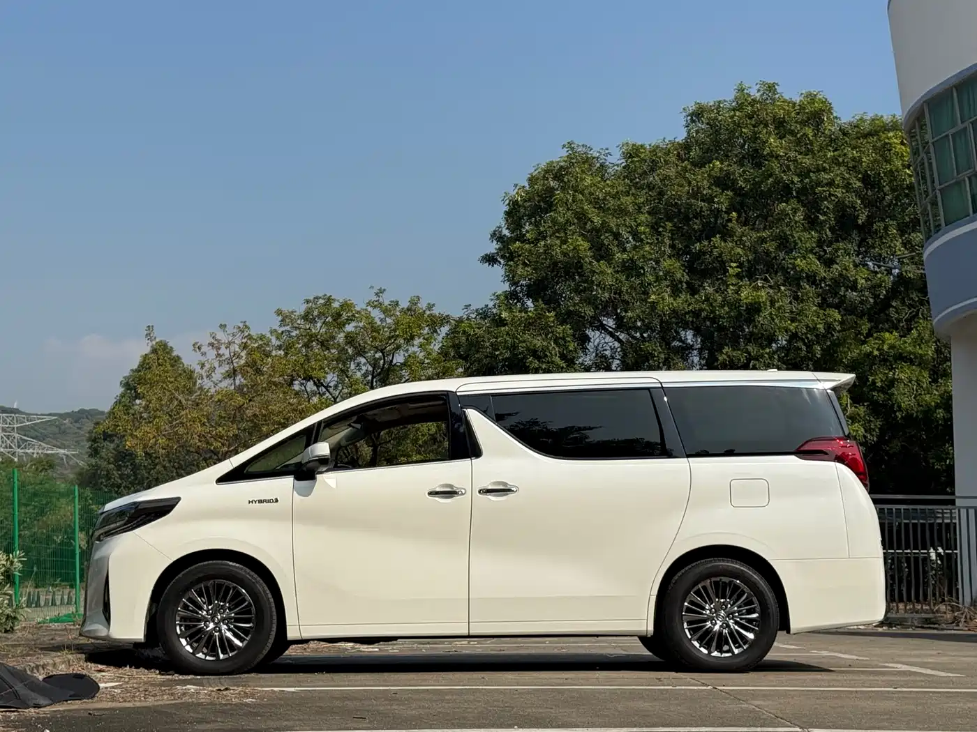 Toyota Alphard 2021 Hybrid 2.5L Luxury фото 15